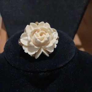 Cream Colored Flower Ring Gold Tone Detail Sz 6